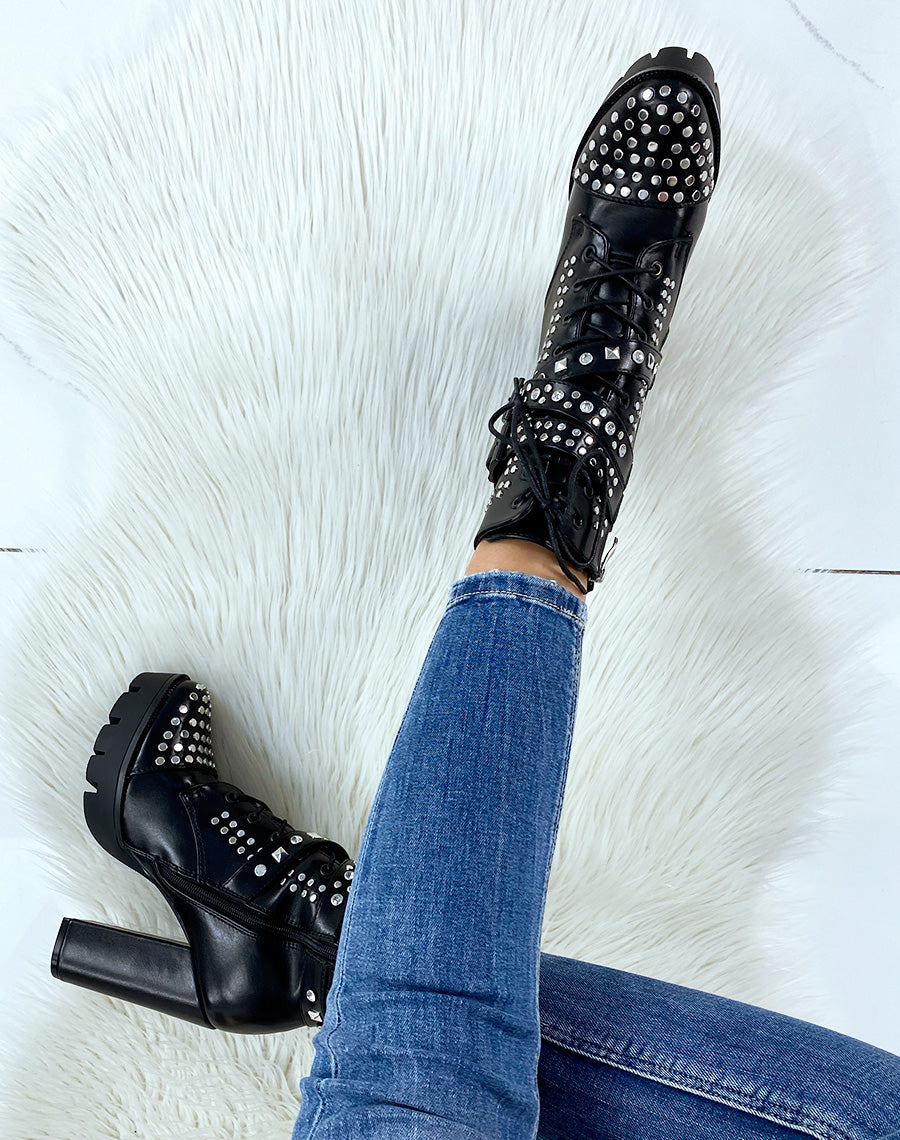Bottines noires à talon ornées de clous