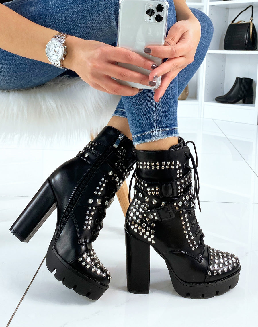 Bottines noires à talon ornées de clous