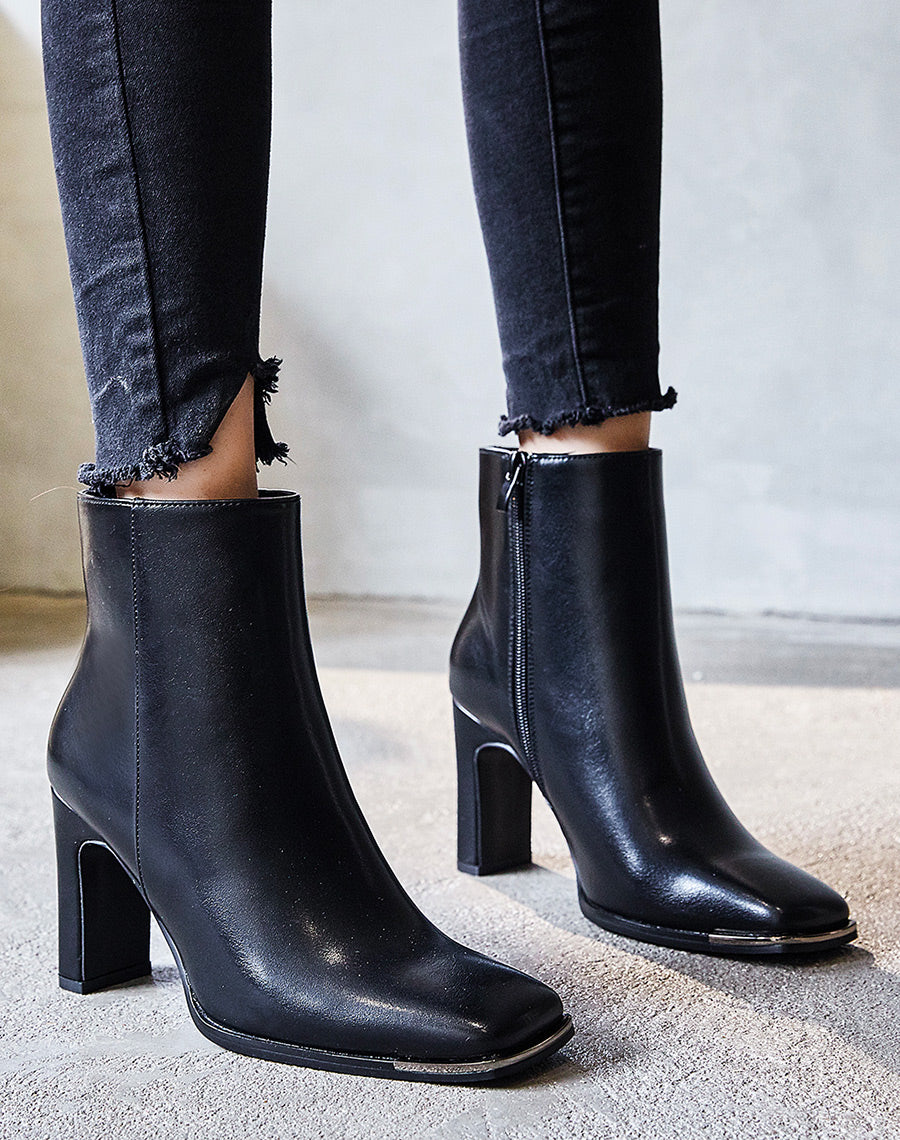 Bottines noires à talon rectangulaire et bout carré à détail doré