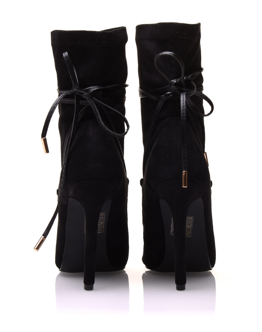 Bottines noires à talons aiguilles