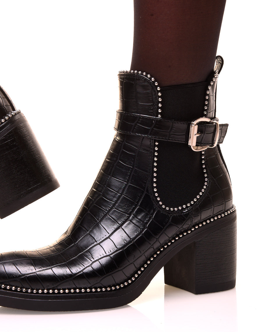 Bottines noires à talons ajourées de clous effet croco