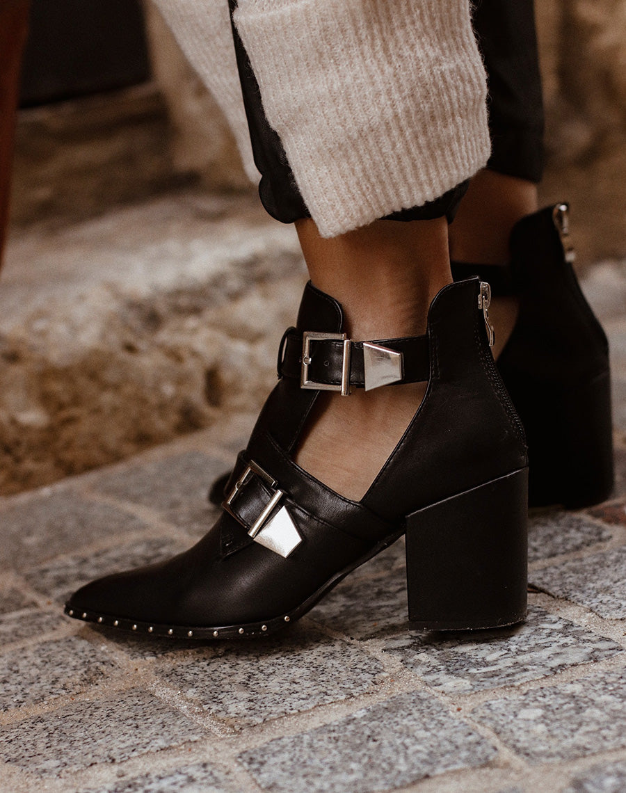 Bottines noires à talons ajourées de sangles