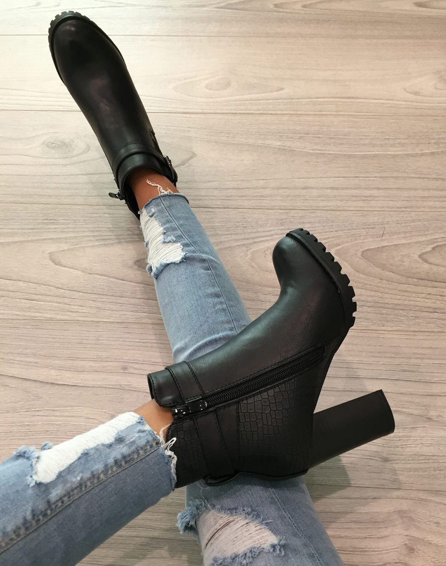 Bottines noires à talons bi matières à sangle décorative