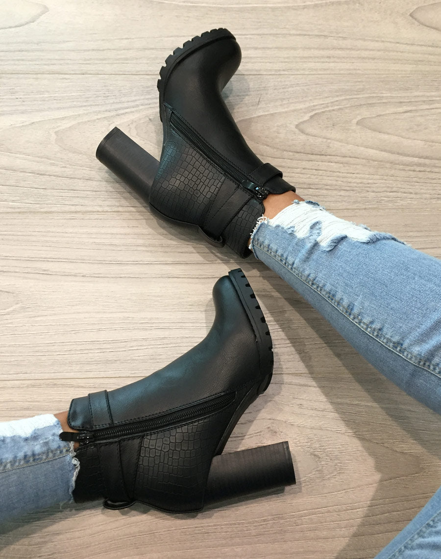 Bottines noires à talons bi matières à sangle décorative