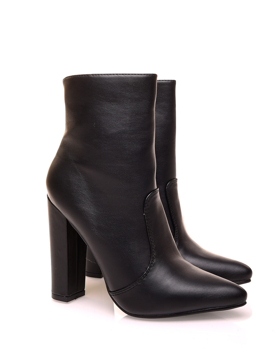Bottines noires à talons à bout pointu