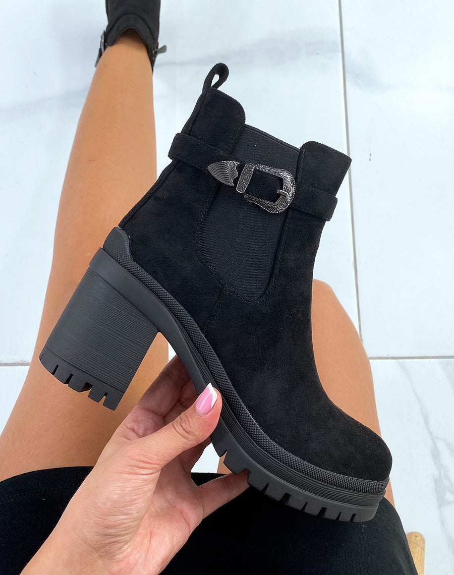 Bottines noires à talons effet daim à élastique et sangle ornée de détails argentés