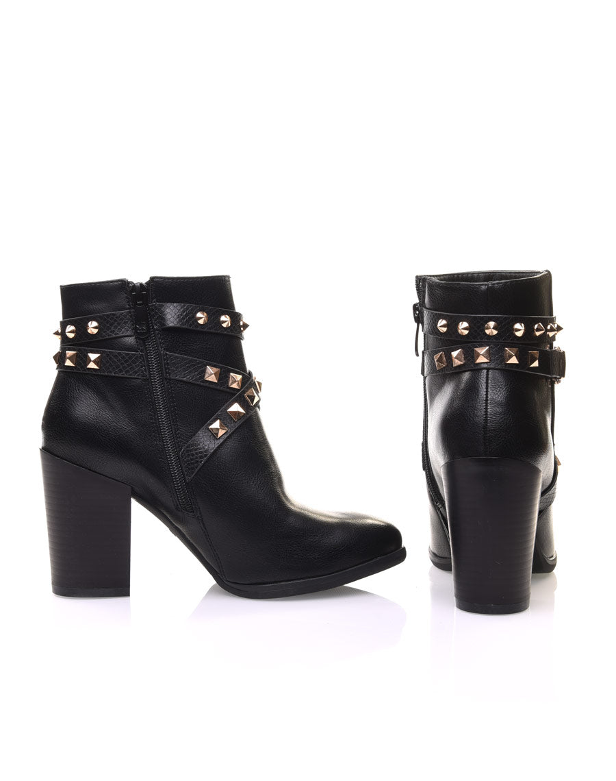 Bottines noires à talons et clous pyramidaux