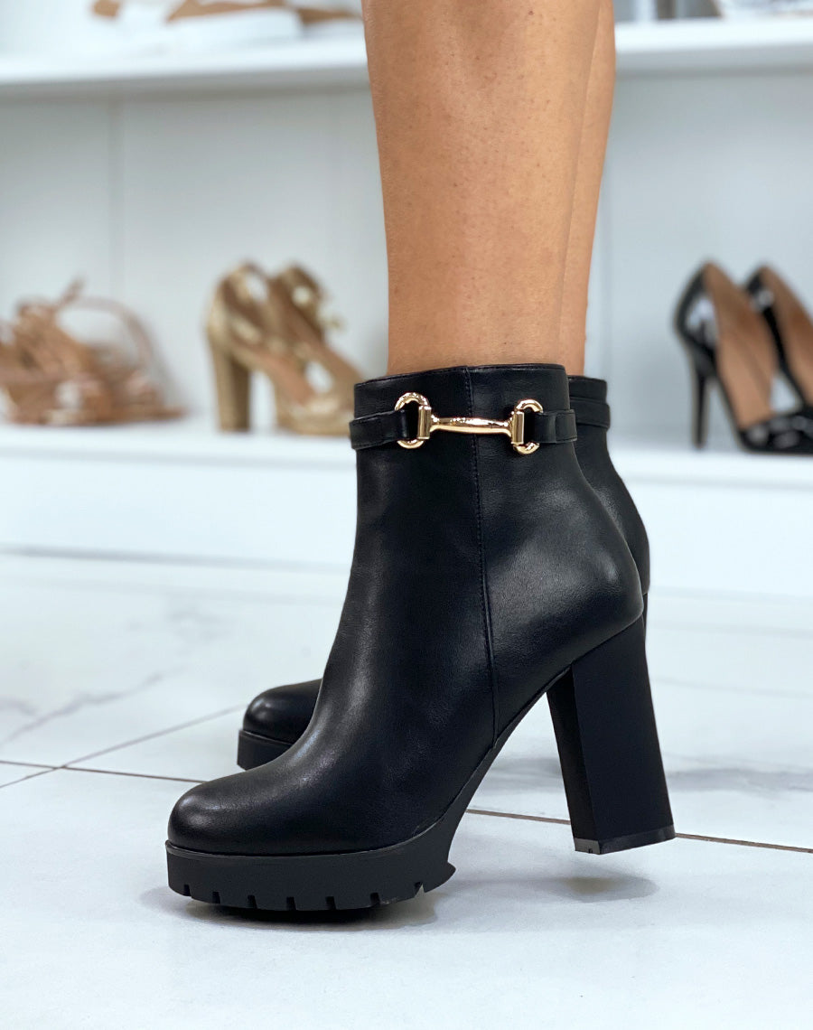 Bottines noires à talons et à détail doré
