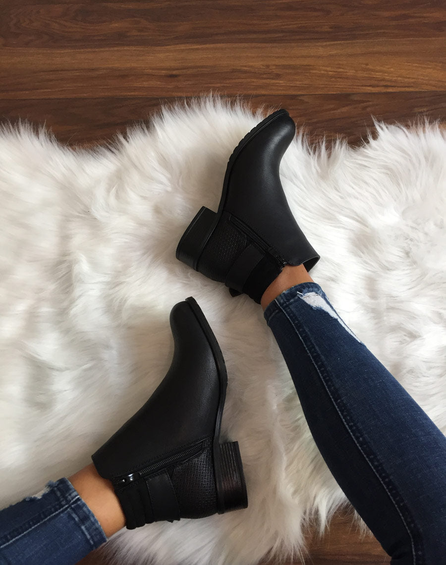 Bottines noires à talons et fermetures zippées