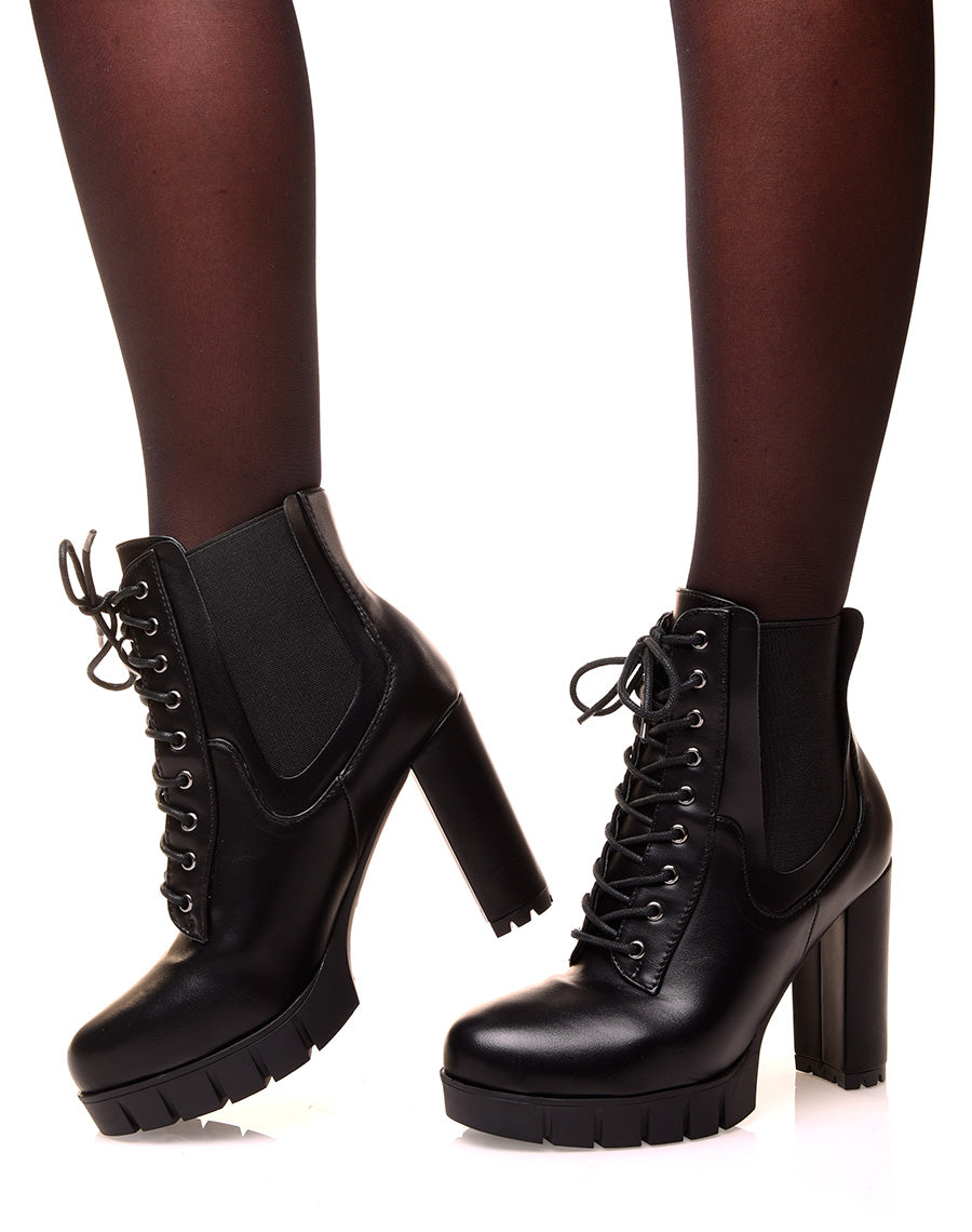 Bottines noires à talons et à lacets