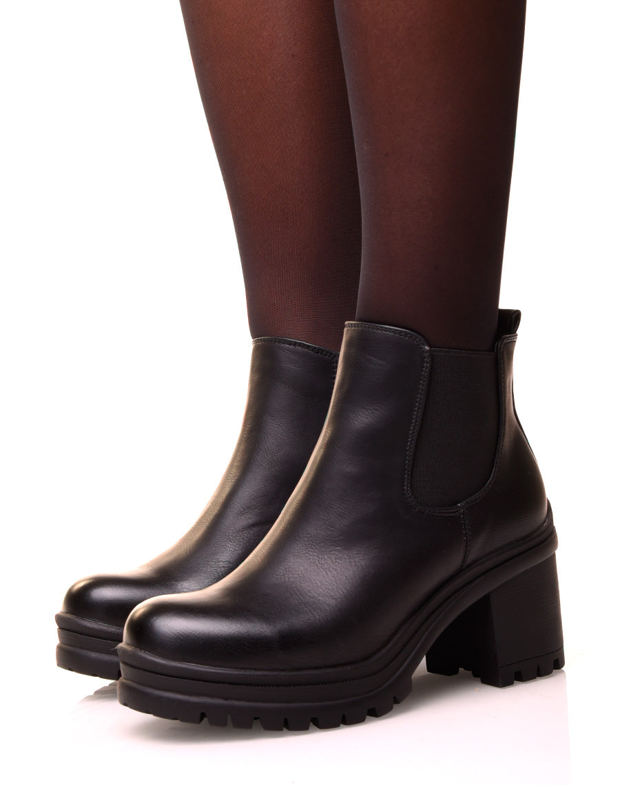 Bottines noires à talons et à lacets
