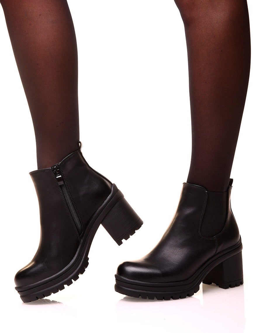 Bottines noires à talons et à lacets