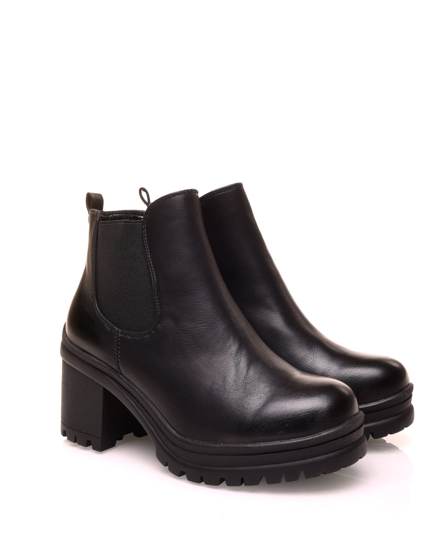 Bottines noires à talons et à lacets