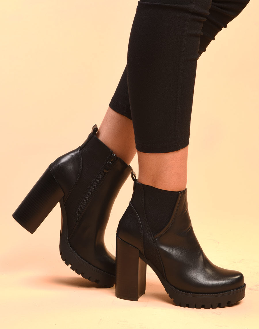Bottines noires à talons et semelle épaisse