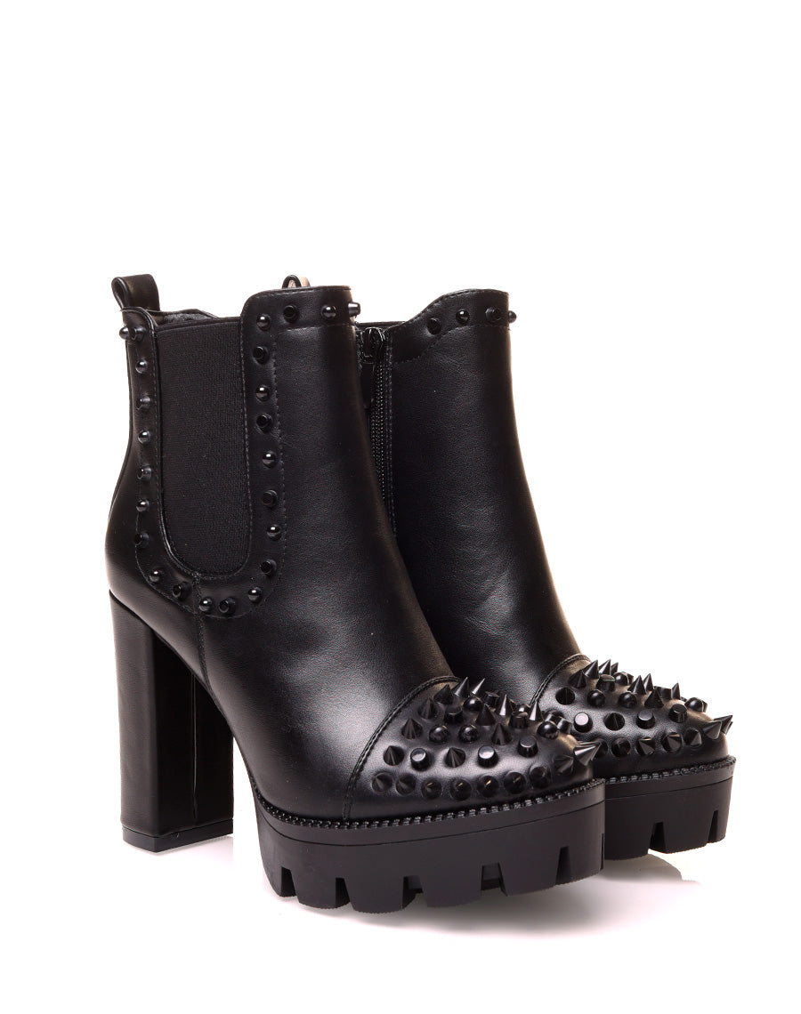 Bottines noires à talons et à semelles crantées ajourées de clous