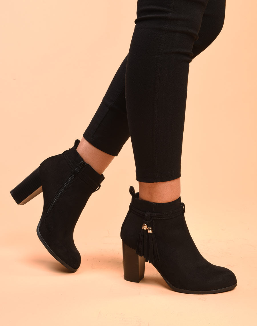 Bottines noires à talons & fines lanières