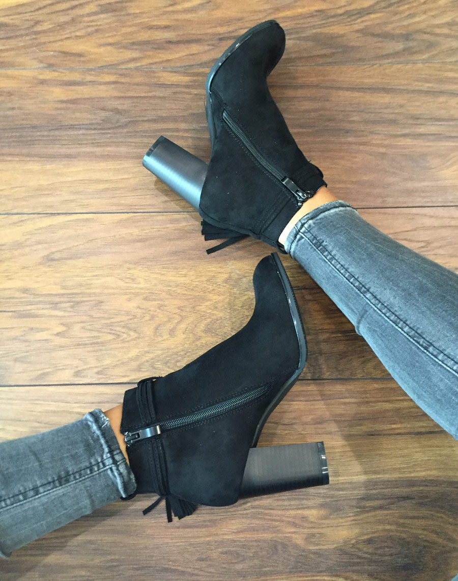 Bottines noires à talons & fines lanières