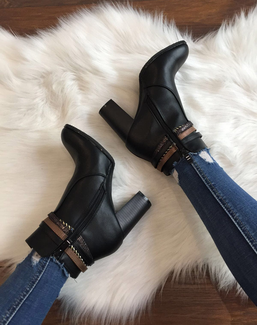 Bottines noires à talons hauts et brides décoratives