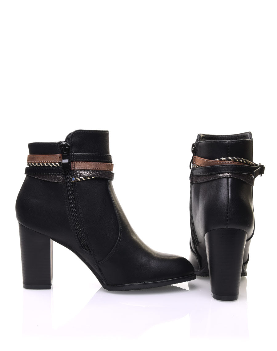 Bottines noires à talons hauts et brides décoratives