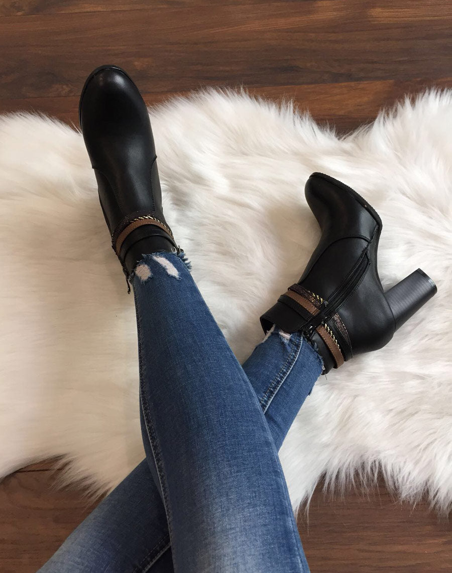 Bottines noires à talons hauts et brides décoratives