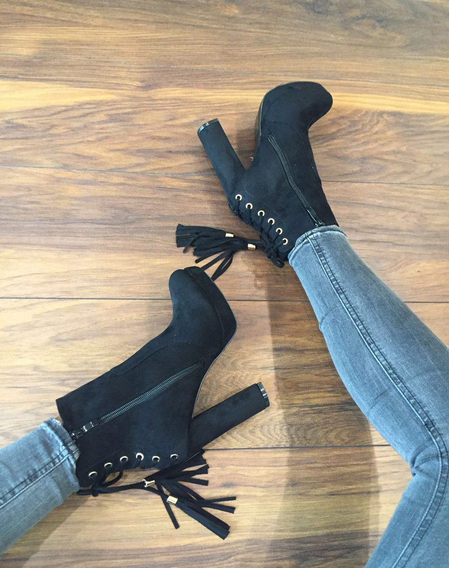 Bottines noires à talons hauts et plateforme