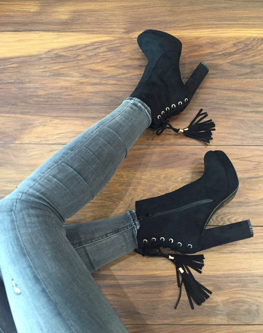 Bottines noires à talons hauts et plateforme