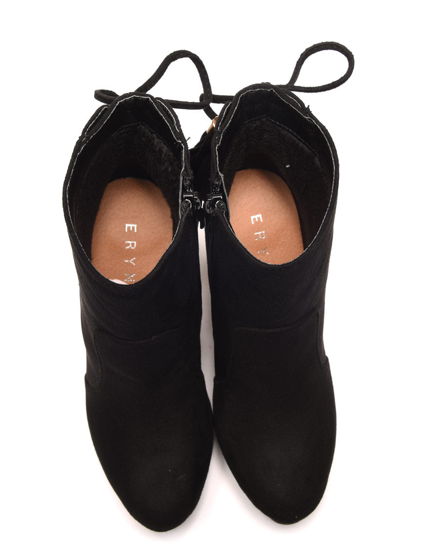 Bottines noires à talons hauts et plateforme