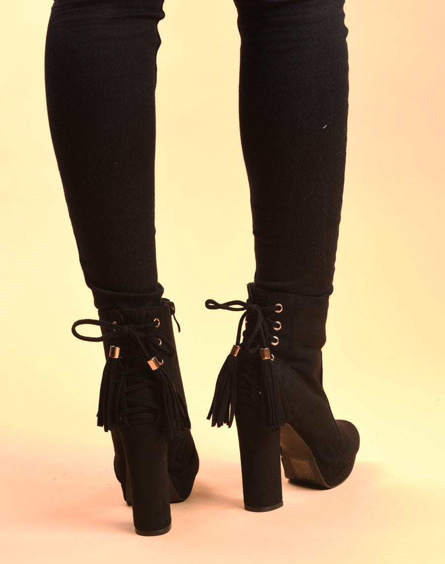 Bottines noires à talons hauts et plateforme