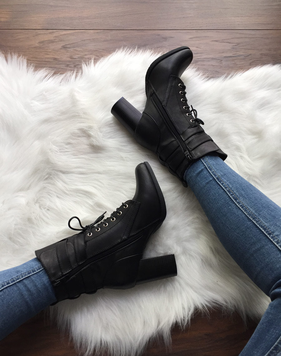 Bottines noires à talons lacées
