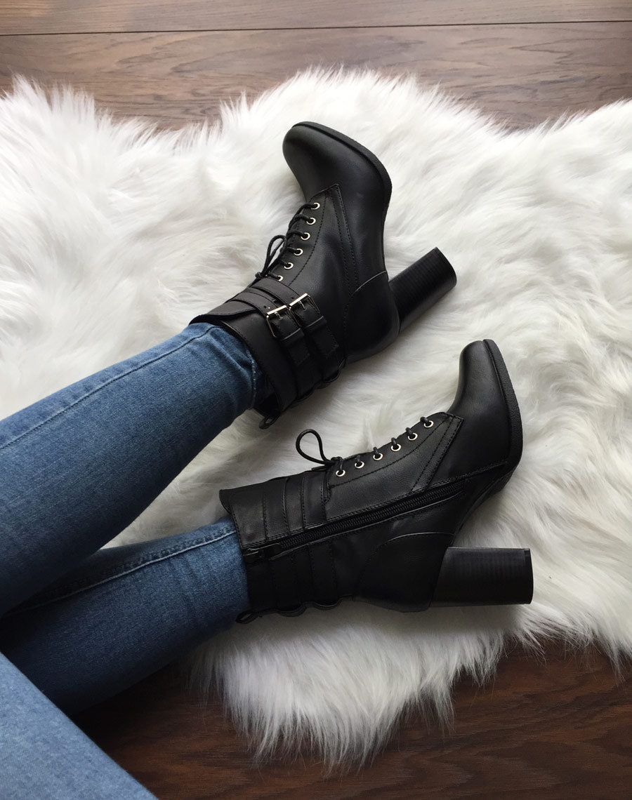 Bottines noires à talons lacées