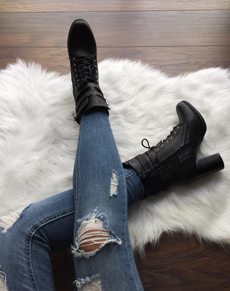 Bottines noires à talons lacées