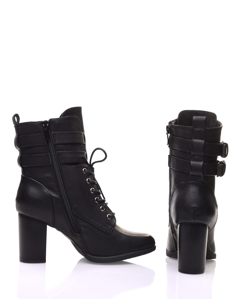 Bottines noires à talons lacées