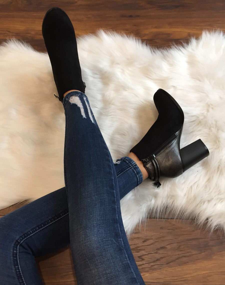 Bottines noires à talons mi hauts irisées à lanière