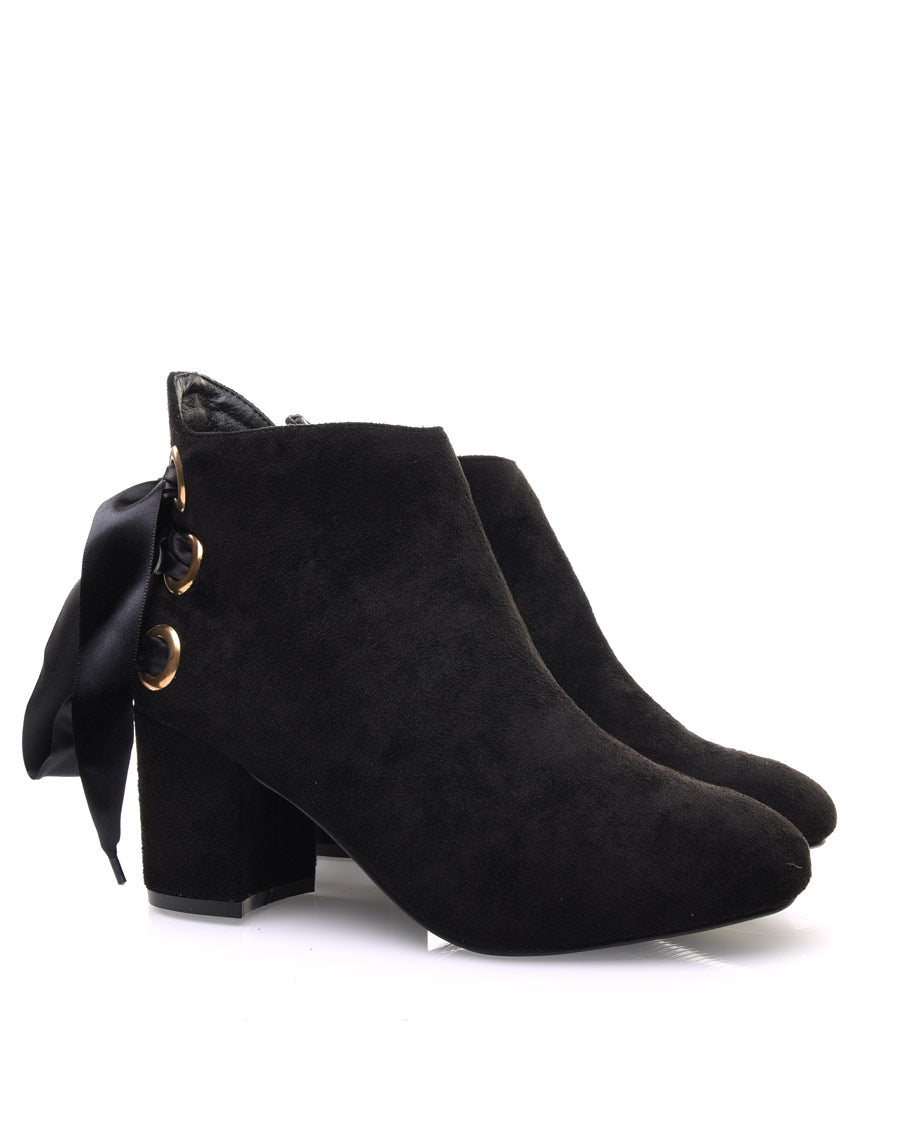 Bottines noires talons mi hauts lacets en satin