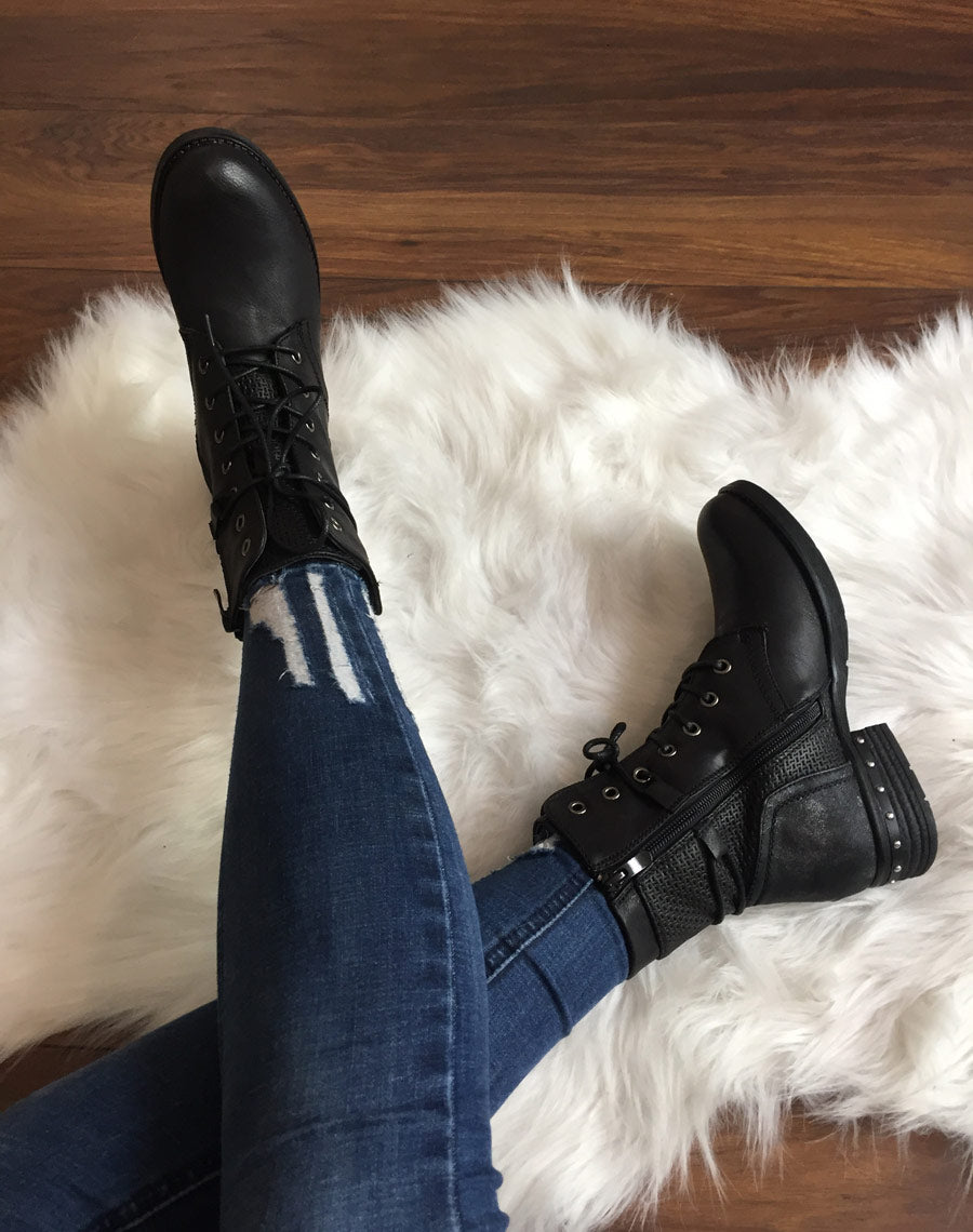 Bottines noires texturées à lacets