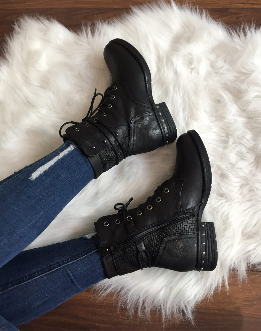 Bottines noires texturées à lacets