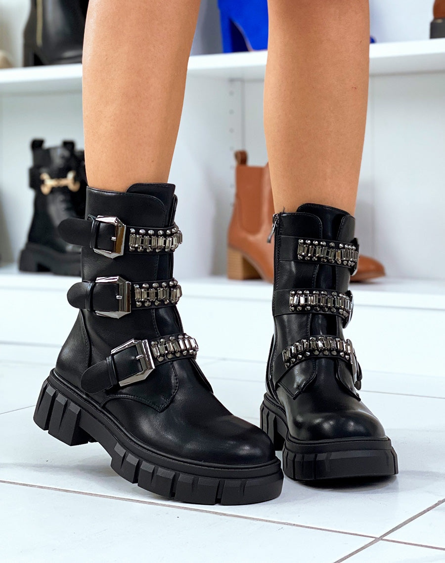 Bottines noires à triple lanières à clous et et bijoux argentés