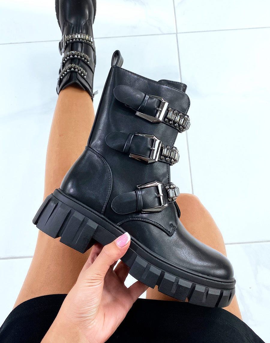 Bottines noires à triple lanières à clous et et bijoux argentés