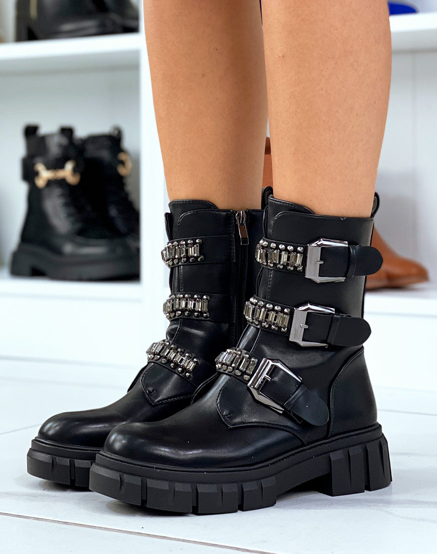 Bottines noires à triple lanières à clous et et bijoux argentés