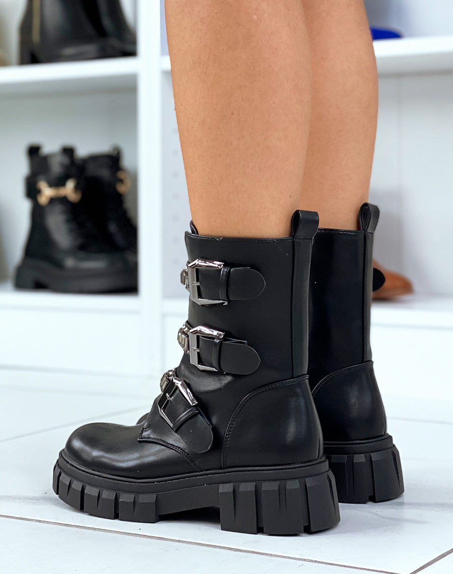 Bottines noires à triple lanières à clous et et bijoux argentés