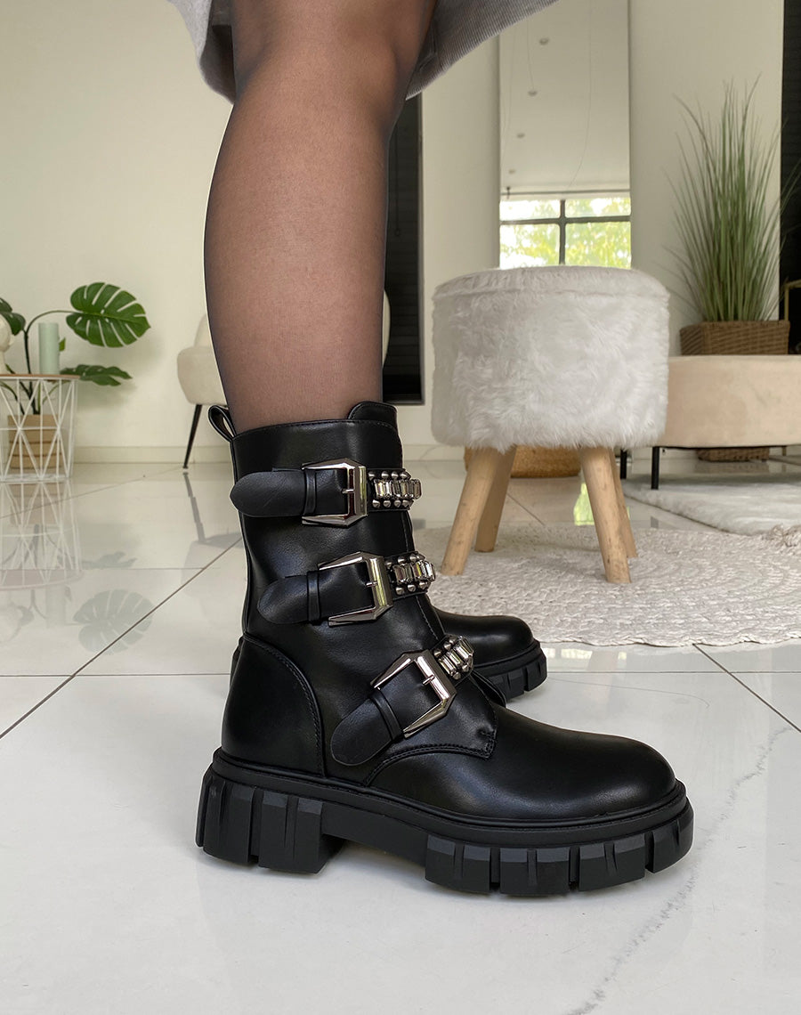 Bottines noires à triple lanières à clous et et bijoux argentés
