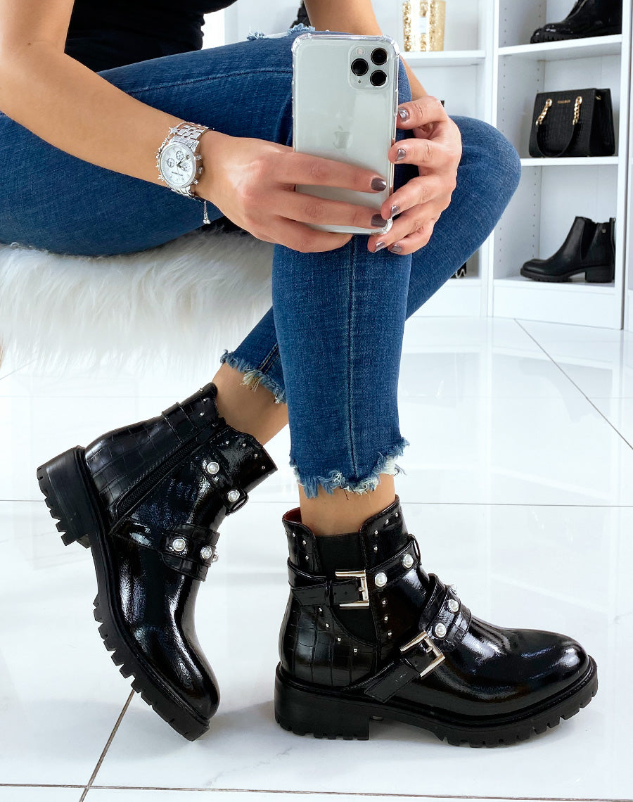 Bottines noires vernies effet croco à lanières et ornements