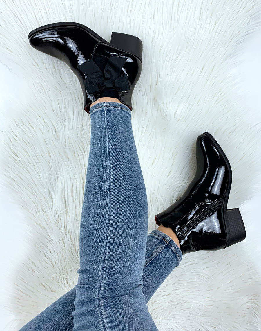 Bottines noires vernies en similicuir avec noeud intégrées