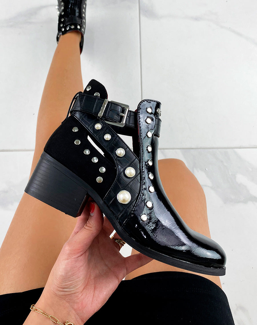 Bottines noires vernies à talons cloutées et perlées ouvertes à lanières