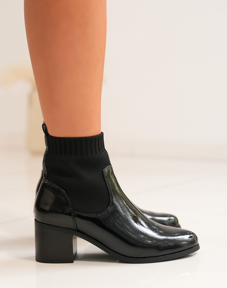 Bottines Noires Vernies à Talons Effet Chaussette - La Fusion de l'Élégance et du Confort Moderne
