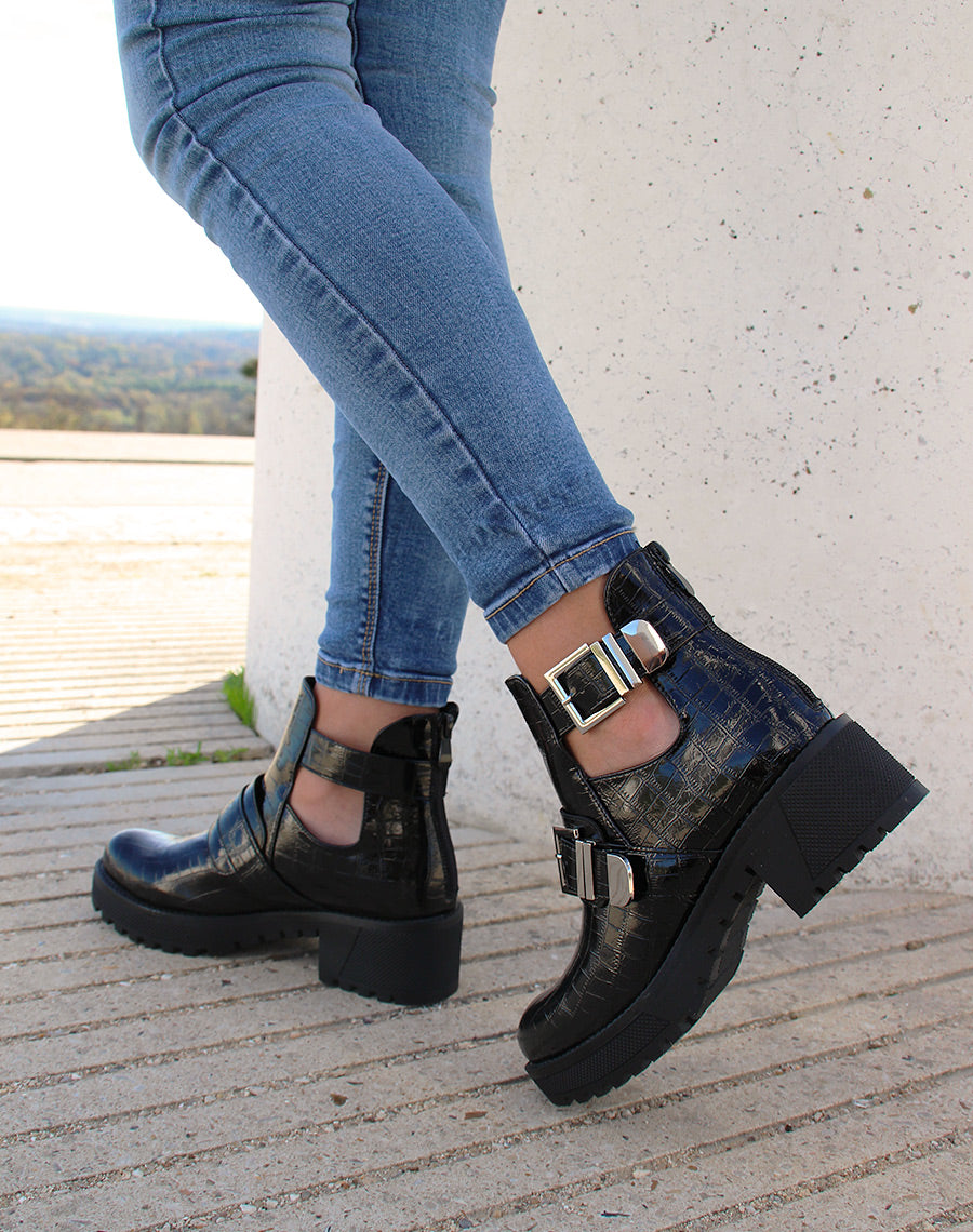Bottines noires vernis ouvertes effet croco et grosses boucles
