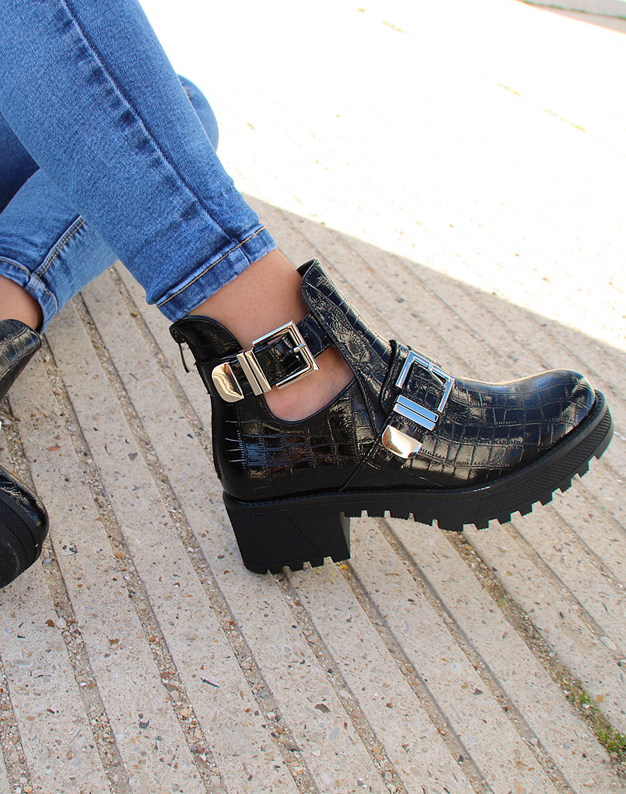 Bottines noires vernis ouvertes effet croco et grosses boucles