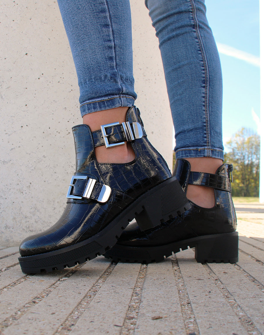 Bottines noires vernis ouvertes effet croco et grosses boucles