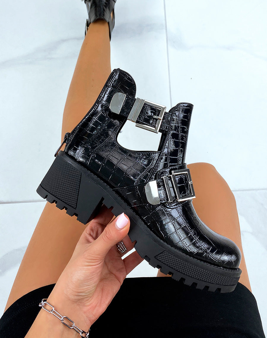Bottines noires vernis ouvertes effet croco et grosses boucles