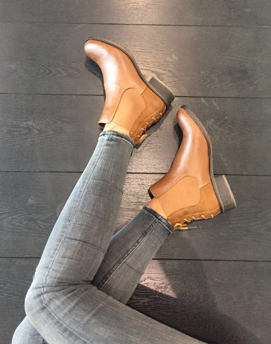 Bottines plates bi matières camel avec lacet décoratif arrière